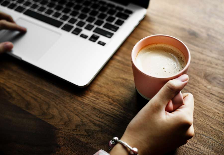 taza, cafe, escritorio, laptop, oficina, una persona, mujer, desayuno, 