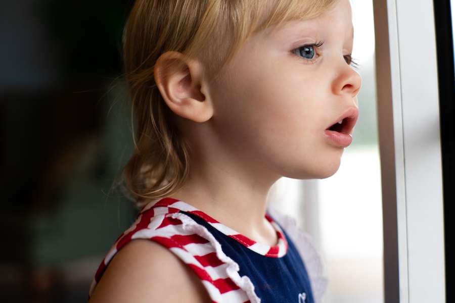  niño, ventana, niño, feliz, infancia, sorpresa, lindo, pequeño, hogar, niña, persona, felicidad, mirando, vacaciones, niño, pequeño, fondo, divertido, adorable, alegría, expresión, navidad, gente, caucásico, hermoso, retrato, blanco, niñito, cara, bonita, luz, azul, regalo, sonreír, mira, dedo, sorprendido, juguetón, frío, joven, emoción, gracioso, concepto, vaso, preguntarse, rubia, 4 años,