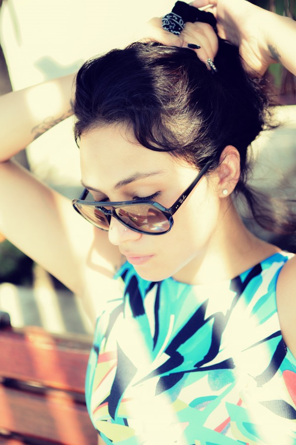 mujer, cabello, pelo, soleado, verano, gafas, gafas de sol, perfil, femenina, joven, 20-25 años, chica, estético, peinado, atandose el pelo, belleza, estilo de vida, persona, una persona 