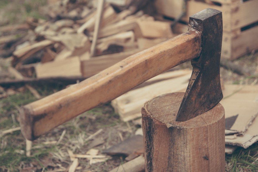 hacha,herramienta,jardin,madera,cortar,trabajo,leñador,primer plano,exterior,tala,talar,arboles,
