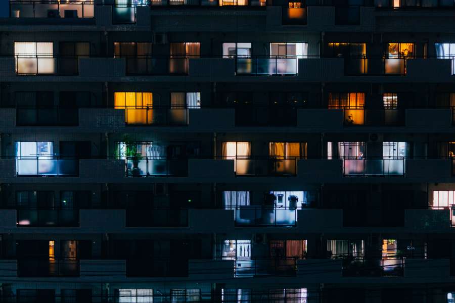 ciudad, noche, edificio, ligero, moderno, urbano, arquitectura, ventana, oficina, ver, centro de la ciudad, exterior, fondo, negocio, fachada, abstracto, pared, noche, paisaje urbano, iluminado, rascacielos, casa, construcción, vaso, oscuridad, diseño, estructura, pueblo, casa, oscuro, patrón, escena, torre, azul, cielo, distrito, negro, corporativo, trabajo, alto, textura, pisos, claro, habitación, apartamento, nuevo, horizonte, paisaje, gente, silueta