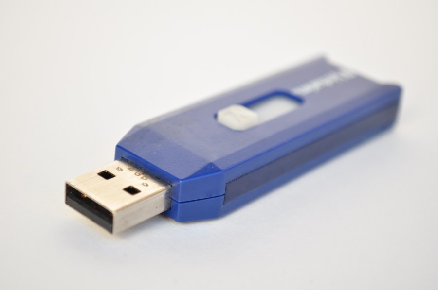 Fondo Blanco,Foto De Estudio,Cut Out,Un Objeto, Pendrive, USB, Dispositivo, Tecnologia, Alacenamiento Externo,
