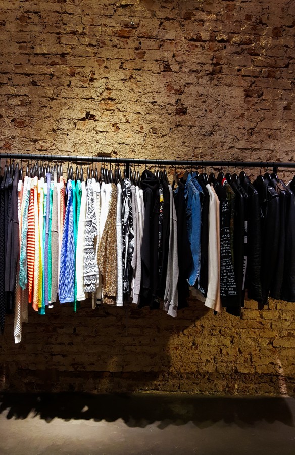 Vestimenta, Estar colgado, Ir de compras, Venta al por menor, Vestido, Colorido, Primer plano, Textil, Luz del sol, Pequeña empresa, Variación, Elección, Nadie, Aire libre, Color, Día, For Sale - Frase en inglés, Fotografía, Horizontal, Puesto de mercado, ropa, moda, boutique, barra, perchas, eleccion, colgador, femenino, rebajas, vestido, indumentaria, traje, ropaje, prenda, ajuar, vestuario, atuendo, remera, remeras, colores