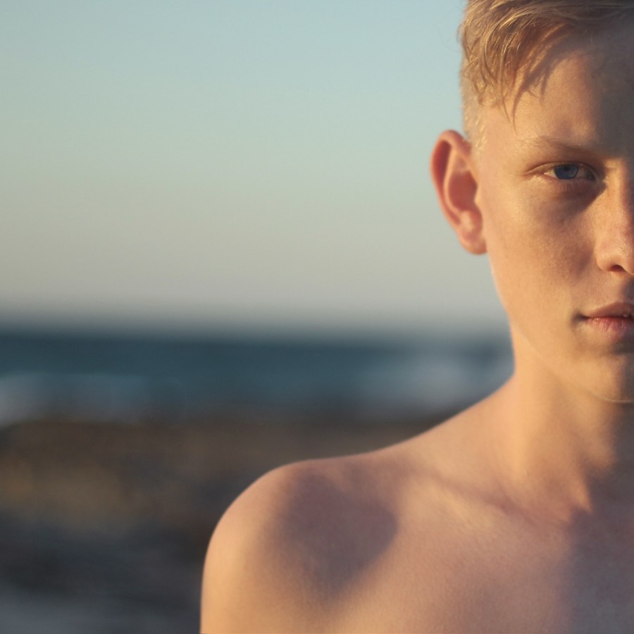 hombre, joven, 15 años, 20 años, rubio, primer plano, mirando de frente, rostro, serio, verano, playa, modelo, 