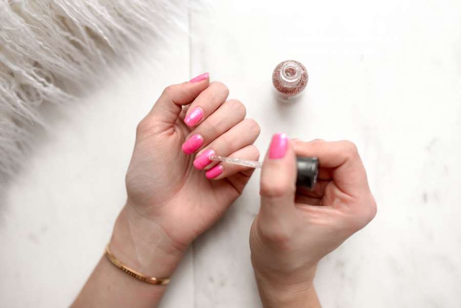 Manos, Uñas, Pintura, Pincel, Esmalte de uñas, Salón, Estilo, Moda, Mujer, Chica, Modelo, Estética, Maquillar, Nailart, Manicura, Uñas acrílicas, Uñas azuladas, Belleza