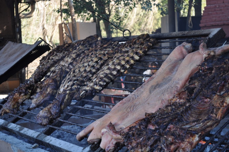 Asado,Asador,Parrilla,Comida Tipica,Tradicion,Campo,Carne,Costillar,Costillas,BrasasCocido,Caliente,Grasa