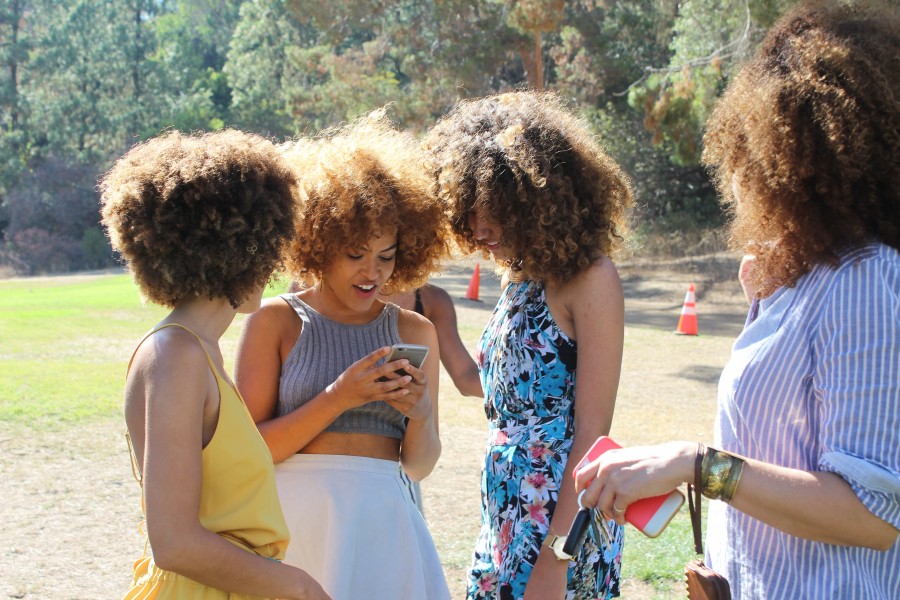 mujer, mujeres, verano, exterior, telefono, celular, mensaje, risa, alegria, rulo, rulos, cabello, moreno, reunion, 