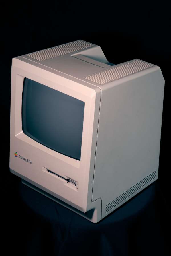 Computadora vintage, apple, computadora, tecnología, oficina, fondo, escritorio, concepto, pantalla, monitor, blanco, negocios, macintosh, diseño, mac, pro, trabajo, laptop, escritorio, mesa, pc, internet, digital, creativo, espacio monitor, casa, moderno, espacio de trabajo, lugar de trabajo, antiguo, comunicación, interior, teclado, bosquejo, retro, café, blanco, información, de madera, disquete, nadie, objeto, madera, arriba, web, macintosh vintage