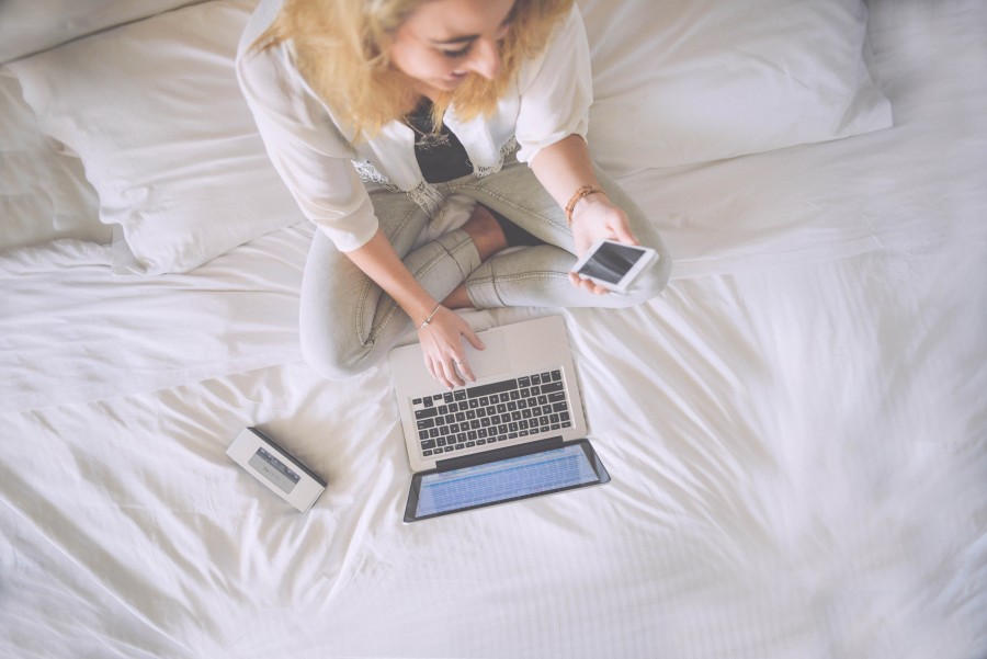 Cama, Chica, hotel, estilo de vida, viajes, blanco, mujer, trabajo, manzana, blog, rubia, negocios, comunicacion, conexion, vacaciones, manos, hogar, teclado, portátil, mac, redes, oficina, social, trabajo,