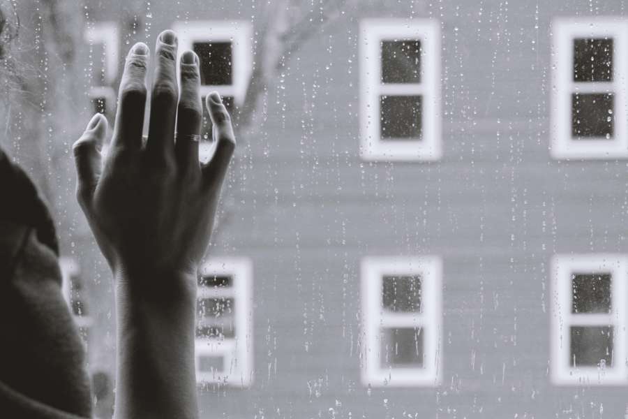 mujer, ventana, triste, hembra, casa, joven, solo, niña, caucásico, gente, persona, tristeza, adulto, solitario, depresión, mano, problema, infeliz, soledad, mirando, dolor, pensando, hermoso, blanco, cara, cabello, preocupado, en pie, habitación, estrés, melancolía, adentro, deprimido, cansado, vaso, cuarentena, belleza, estilo de vida, salud, uno, virus, problema, fondo, casual, coronavirus, casa, máscara, rubia, pensativo, blanco y negro, 
