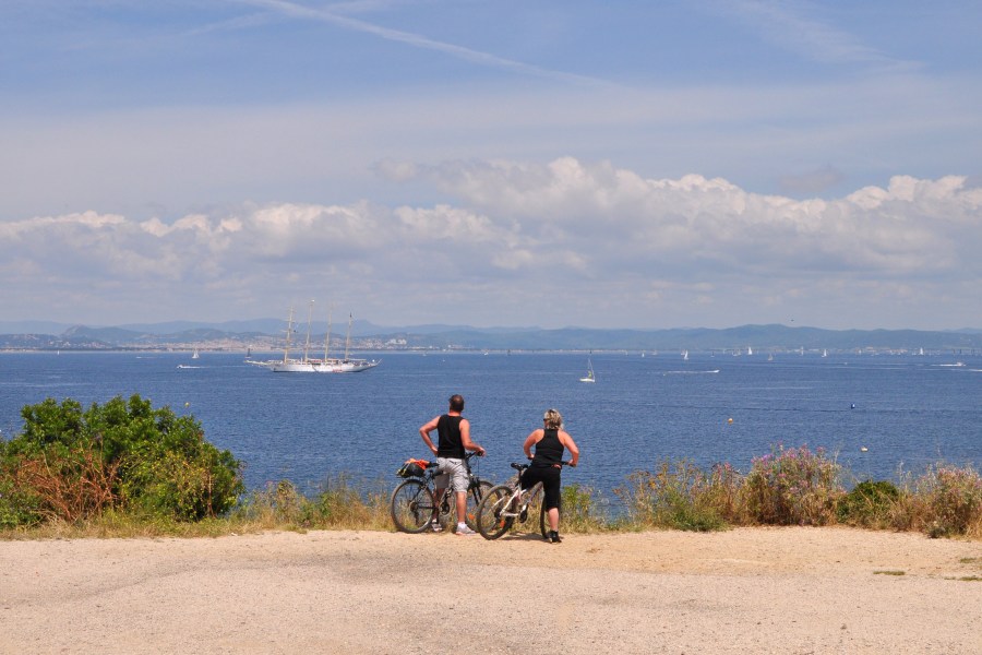 dos personas, adulto, adultos, pareja, bicicleta, ciclismo, paseo, vacaciones, aire libre, actividad, deportes, costa, verano, relax, vida sana, 