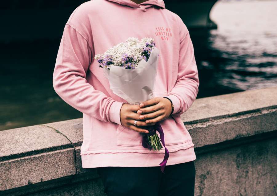 mujer, regalo, amor, flor, flores, ramo, rio, paris, francia, sena, europa, rosa, joven, una persona, gente, 