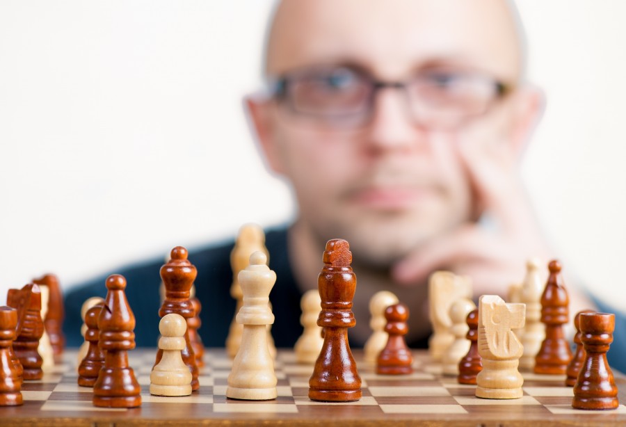 acción, peon, estratégica, tablero de ajedrez, psicologia, expresion, inteligencia, masculino, competitivo, jaque mate, casual, intenso, estilo de vida, ajedrez, mirar, cara, persona, competencia, concentracion, jugador, juego, analizar, hombre, juego, pensativa, analitico, jugada, movimiento, 