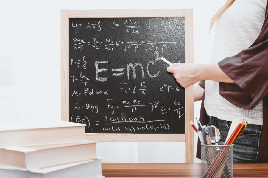 fórmula, escuela, educación, ciencia, pizarra, matemáticas, matemáticas, fondo, blanco, ecuación, signo, física, solución, matemático, número, geometría, patrón, tablero, complejo, problema, cálculo, dibujo, estudio, pizarra, símbolo, conocimiento, prueba, escritura, aula, negro, universidad, calcular, sin costura, teoría, trigonometría, laboratorio, técnico, científico, diseño, lección, escritura, grafico, función, profesor, triángulo, relatividad, Albert Einstein, emc2, masa, energía ,
