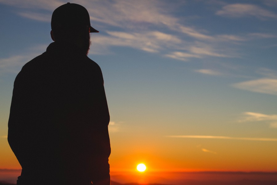 una persona, gente, hombre, atardecer, ocaso, puesta de sol, joven, aventura, paisaje, playa, paisaje, 