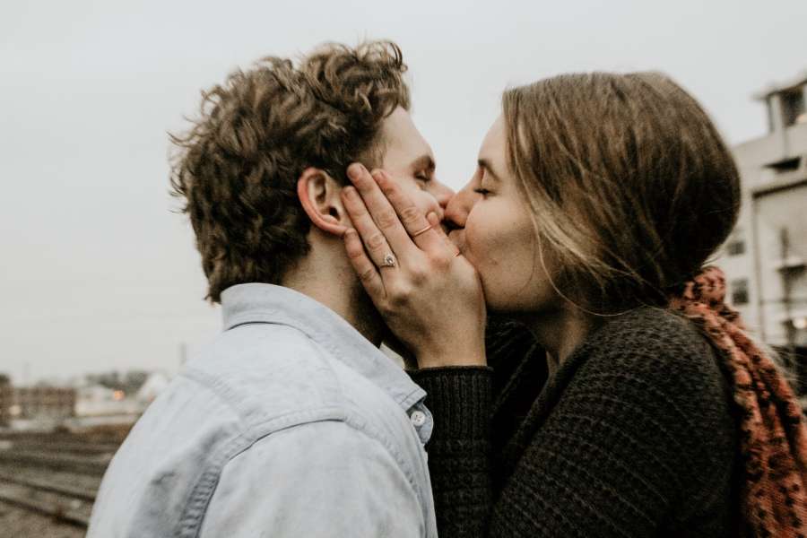 relación, romántico, amor, juntos, san valentín, pareja, feliz, felicidad, niña, dos, mujer, hombre, personas, hombre, sentado, romance, al aire libre, hermosa, otoño, sonriendo, novia, amistad, atracción, fecha, unión, adolescente, novios, temporada, casual, citas, día, joven, coqueteando, verano, coquetear, cobija, novios, césped, familia, unión, cariñoso, bebidas, amantes, destinos, mano, libertad, fiesta, muelle, disfrute, casamientos, vidrio, disfrutando, aniversario, novio, chico, dulce, cielo, par, vista, luz solar, amoroso