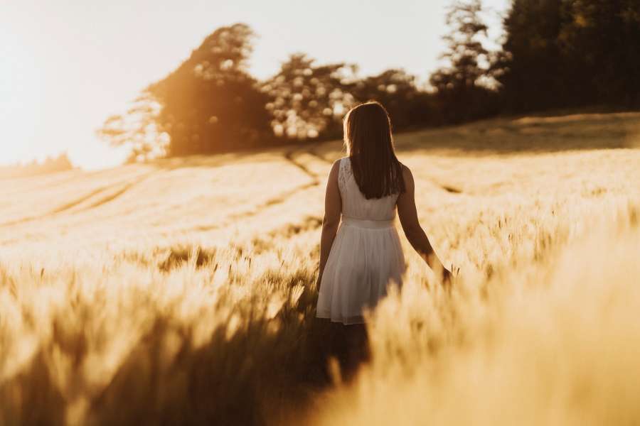 amanecer, naturaleza, puesta de sol, mujer, sol, joven, campo, estilo de vida, niña, verano, campo, hermoso, hembra, felicidad, gente, libertad, al aire libre, persona, viajar, césped, caminar, luz del sol, belleza, feliz, cielo, paisaje, amarillo, trigo, prado, al aire libre, aventuras, lejos, caucásico, Moda, relación, vida, ligero, amor, verde, fuera de, natural, país, gratis, ocio, espalda, fondo, naranja, cabello, concepto, disfrutar