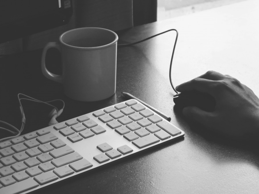 escritorio, blanco y negro, taza, interior, teclado, mouse, manos, trabajo, computador, gente, 