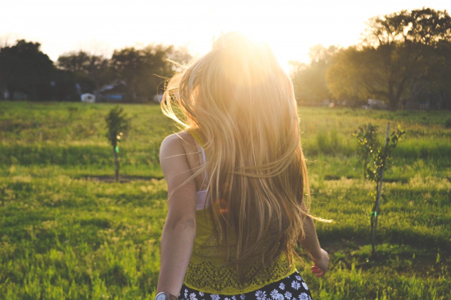 una persona, gente, mujer, rubia, rubio, naturaleza, atardecer, ocaso, puesta de sol, dorado, reflejo, sol, joven, libertad, aire libre, 