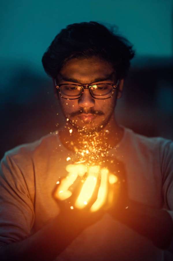 celebración, hombre, fondo, noche, masculino, persona, evento, expresión, alegría, mirando, nuevo, humano, retrato, publicidad, víspera, fuego, magia, ilusión, óptica