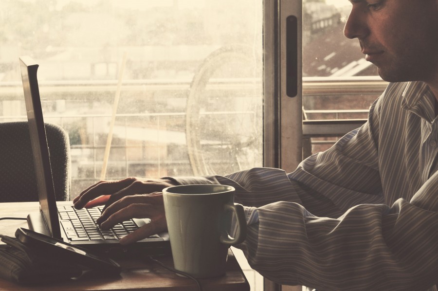 una persona, hombre, laptop, ordenador, computadora, escritorio, taza, cafe, bebida, trabajo, trabajar, trabajando, oficina, interior, atardecer, tecnologia, comunicacion, 