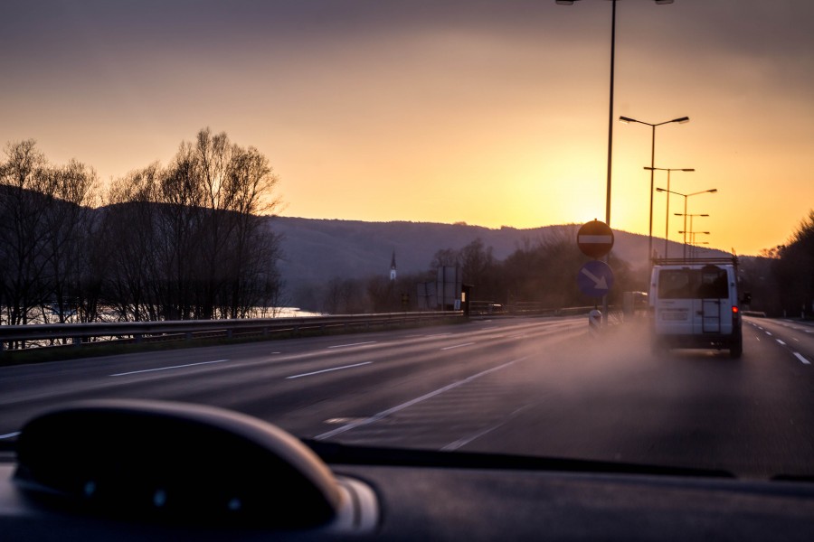 calle, ruta, carretera, autopista, mañana, temprano, atardecer, puesta de sol, contra manos, señal, transito, 