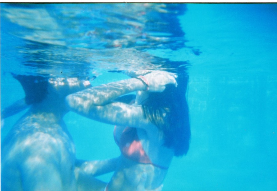 pareja,verano,Adulto joven,joven,jovenes,bajo el agua pileta,piscina,abrazo,Amor,pasion,