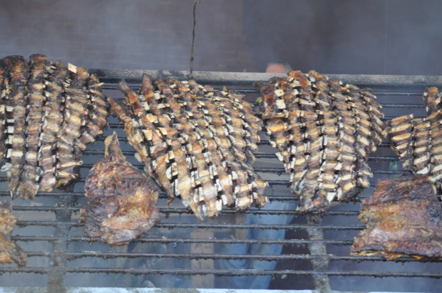 Asado,Asador,Parrilla,Comida Tipica,Tradicion,Campo,Carne,Costillar,Costillas,BrasasCocido,Caliente,Grasa,costillar a la parrilla, parrillada de carne