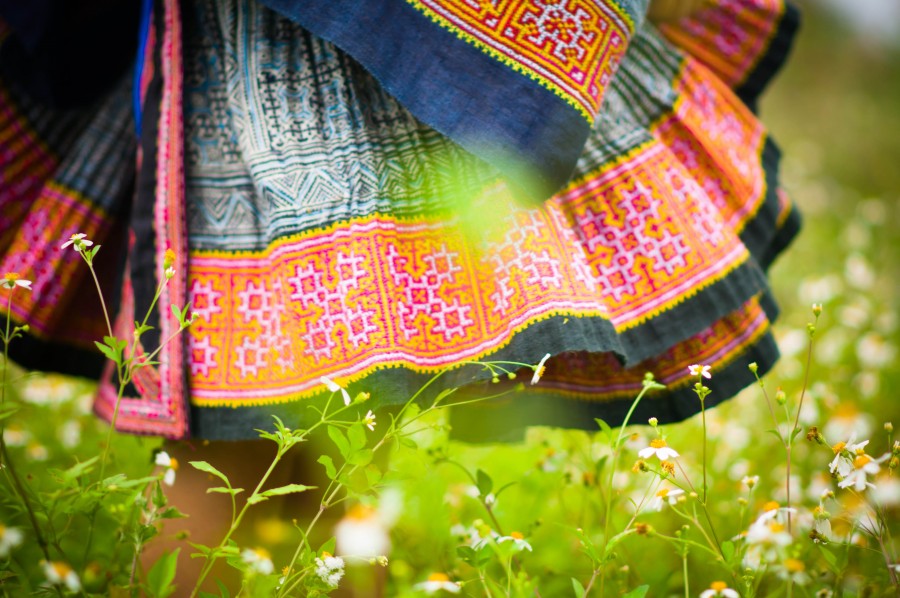 una persona, gente, mujer, vestido, pollera, textil, colorido, color, exterior, aire libre, frescura, viento, piernas, verano, femenino