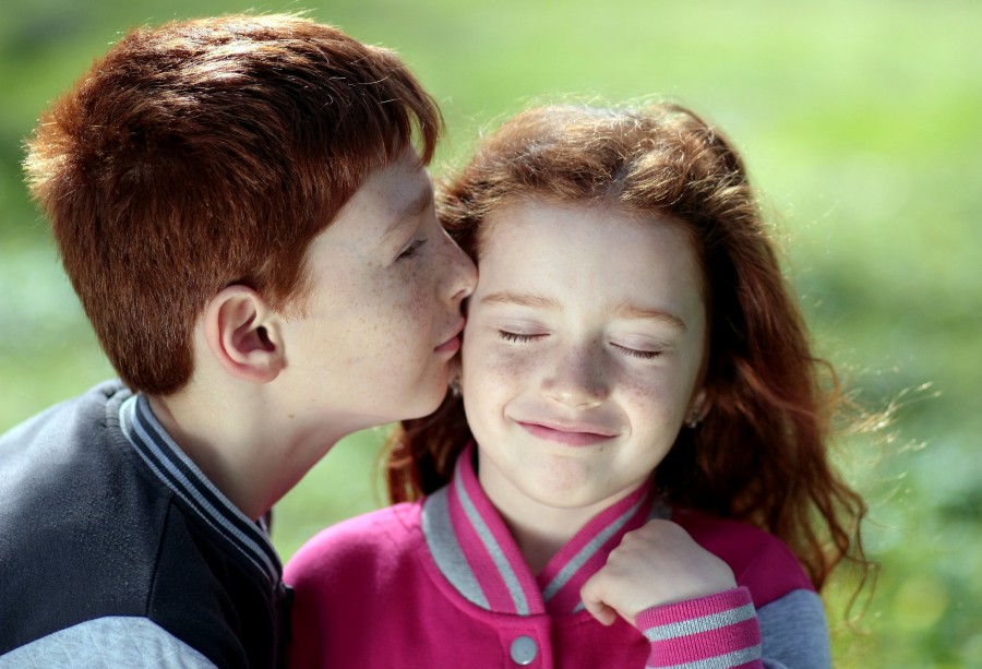 hermanos, hermana, cabello rojo, pecas, beso, amor, par, sonrisa, retrato , pelirrojos, familia, unión, beso, mejilla, tierno, infantil, niños, ojos cerrados