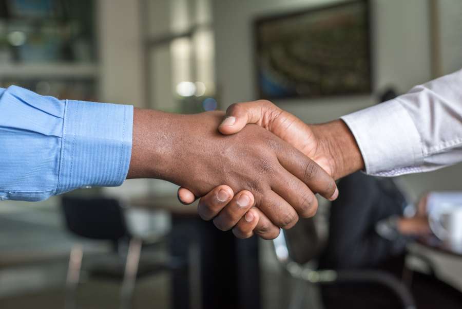 agitar la mano, agitar la mano, mano, agitar, blanco, acuerdo, brazo, negocios, empresario, comunicación, concepto, felicitar, conectar, contacto, cooperación, corporativo, trato, diverso, étnico, dedos, firma, formal, amigos, amistad