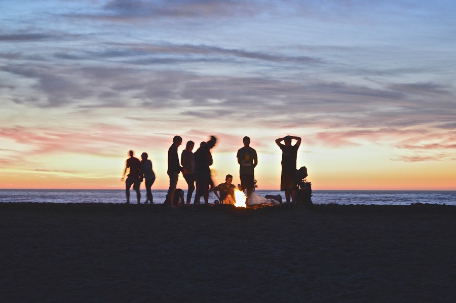 bosque, playa, atardecer, dia, fogata, gente, grupo, amigos, amistad, celebracion, festejo, costa, mar, verano, joven, 