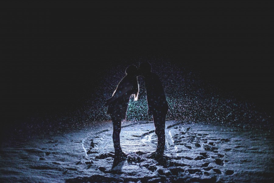 pareja, beso, nieve, fondo negro, nevando, nevar, sombra, amor, dos personas, hombre, mujer, 