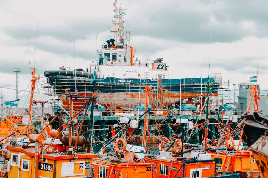 barco, puerto, océano, pesca, agua, mar, transporte, barco, náutica, buque, marina, industria, transporte, pescado, pescador, comercial, arrastrero, red, mariscos, azul, viaje, vector, cielo, pesquería, costa, río, tradicional, comida, oscuridad, industrial, apuntalar, icono, puerto, flotante, Puerto, barco de pesca, silueta, vela, muelle, reflexión, cuerda, bahía, plano, captura, pescador, dibujo, equipo