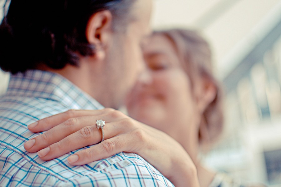 dos personas, gente, pareja, hombre, mujer, anillo, matrimonio, piedra, diamante, preciosa, adulto, adultos, abrazo, amor, beso, besar, blur, concepto, 