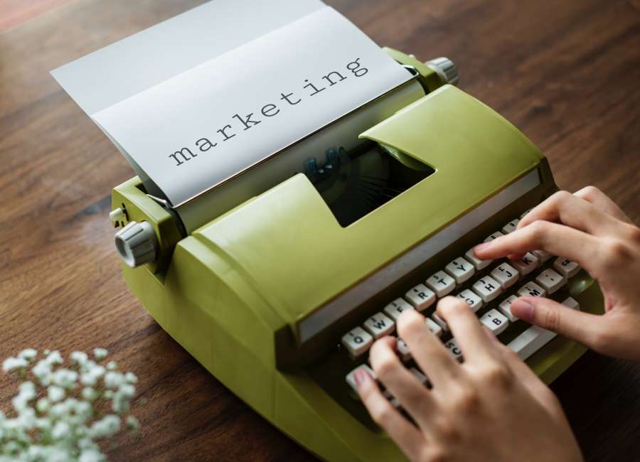 manos, una persona, mujer, escritor, bebida, escritorio, inspiracion, trabajo, redactar, redactor, verde, interior, vintage, antiguo, marketing, 