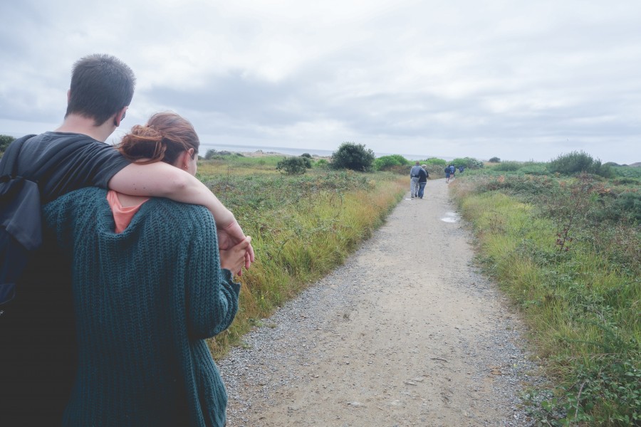 dos personas, gente, pareja, abrazo, amor, futuro, campo, dia, aire libre, exterior, adulto joven, 