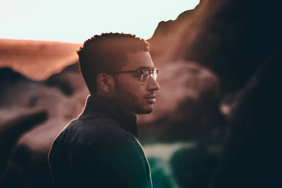 hombre, joven, adulto, una persona, exterior, viaje, mirada, mirando, gafas, lentes, viajar, vacaciones, perfil, atardecer, gente, 