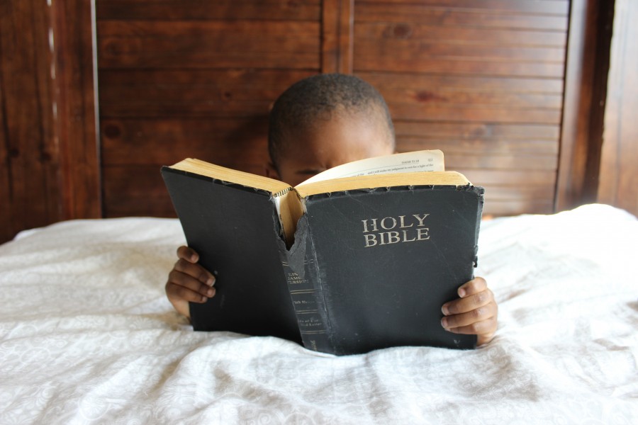niño, lectura, biblia, religion, cama, habitacion, interior, leer, catolico, cristiano, estudio, 