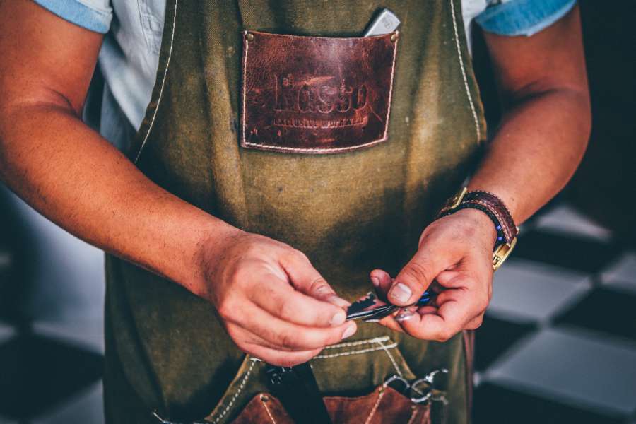 maquinilla de afeitar, negro, blanco, mano, espejo, barbero, cabeza, cortauñas, capa, brazo, forma, tienda, oreja, dedos, cuchilla, barbería, inspección, revisión,sosteniendo