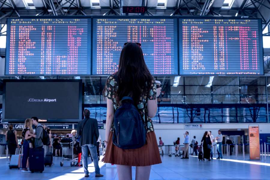 Pasajero, aeropuerto, viajar, vuelo, salida, pantalla, mujer, transporte, terminal, mirando, viaje, viaje, viajero, aerolínea, avión, avión, turista, embarque, pantalla, persona, gente, niña, negocio, esperando, hembra, llegada, transporte, internacional, joven, tablero, turismo, información, horario, hora, portón, vacaciones, horario, destino, comprobar, moderno, tecnología, utilizando, fondo, mosca, estilo de vida, mano, Internet, dispositivo, móvil, adulto