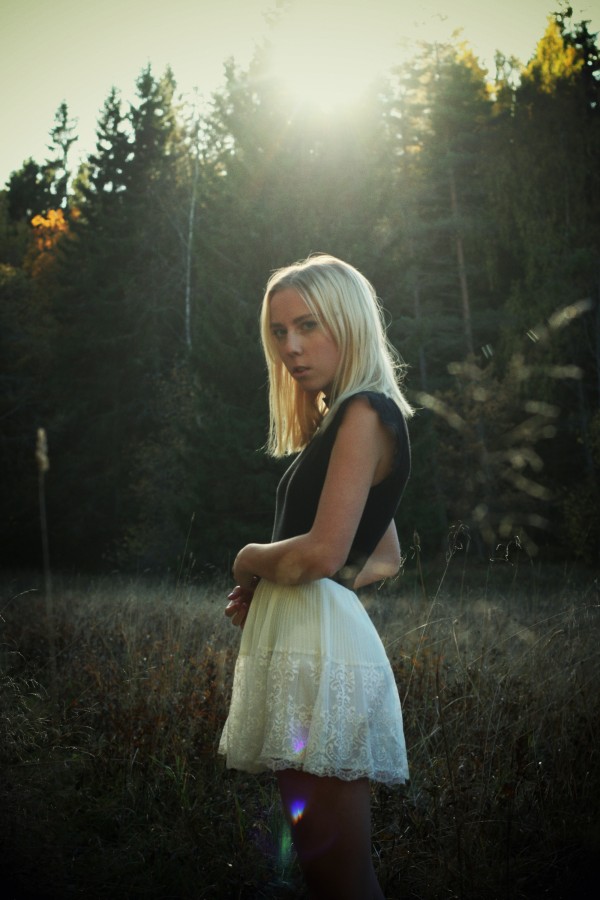 una persona, gente, mujer, rubia, rubio, atardecer, joven, adolescente, paisaje, ocaso, puesta de sol, dorado, belleza, naturaleza, relajacion, serenidad, cabello, tranquilidad, viajar, viaje, vacaciones, bosque, idilico, 