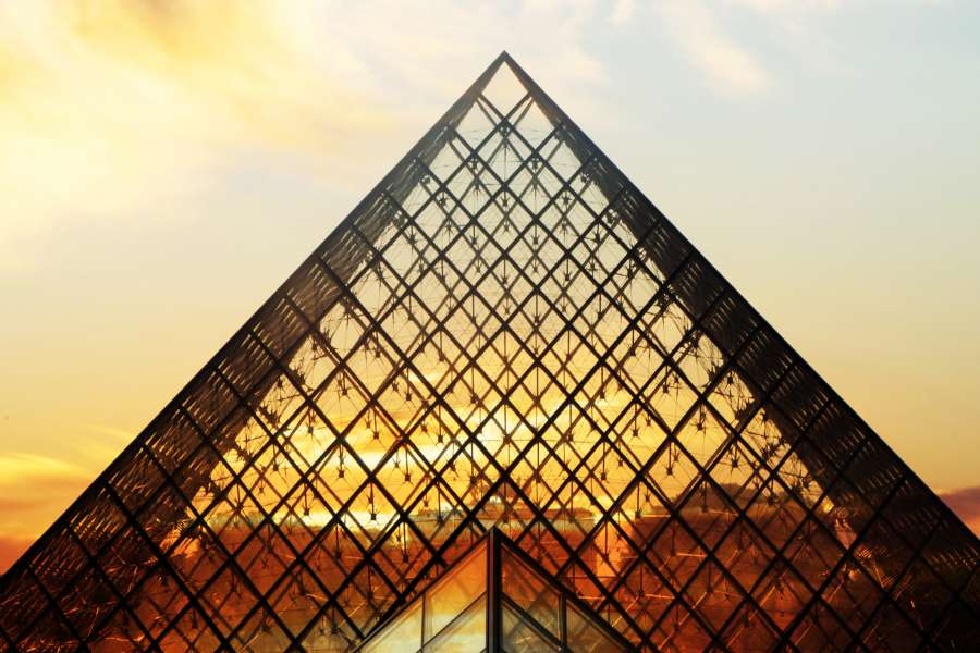 arquitectura, arte, atracción, hermosa, azul, edificio, nubes, cultura, dia, diseño, destino, dramatico, entrada, europa, europeo, exposicion, famoso, francia, frances, vidrio, dorado, historico, historia, hito, paisaje, lumbrera, espejo, moderno, monumento, museo, palacio, paris, lugar, estanque, piramide, cola, reflexionando, reflexion, forma, cielo, piedra, soleado, turismo, turista, viajes, agua,Louvre, amanecer, atardecer, 
