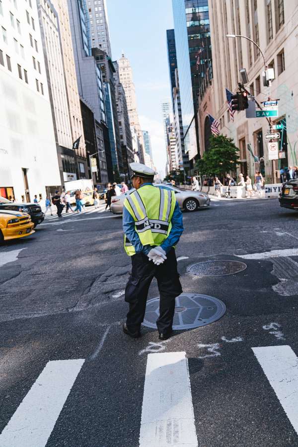 calle, carretera, ciudad, tráfico, peatonal, cruce, caminar, firmar, hombre, camino, paso de peatones, cebra, urbano, transporte, blanco, policía de tránsito, tránsito, policía, por espaldas