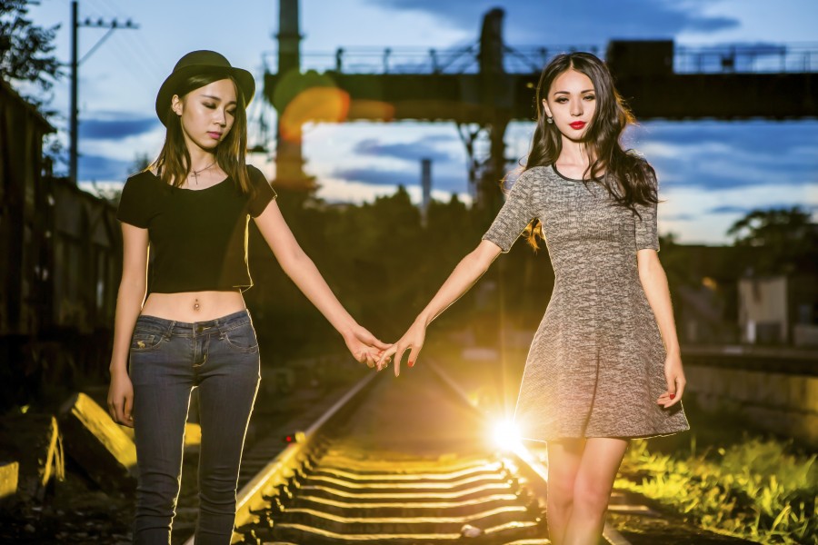 retrato, fotografía, chicas, jovenes, modelos, amigas, ferrocarril, tren, vias, asia, asiaticas,moda, vestidas a la moda, vías del ferrocarril
