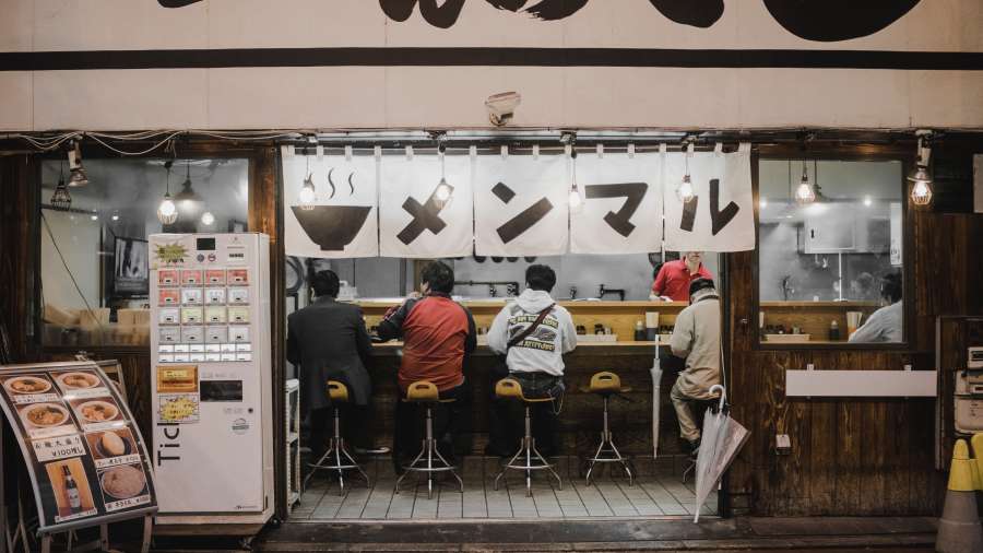 sopa, Japón, plato, ramen, tradicional, asiático, restaurante, Asia, almuerzo, carne, comida, cuenco, cocina, japonés, sabroso, gastrónomo, delicioso, palillos, cabeza, caliente, chino, comida, tallarines, comer, saludable, caldo, huevo, cerdo, cocina, oriental, soja, asado, cultura, wok, miso, hokkaido, brunch, soba, tazón de ramen, ramen de cerdo, sopa de ramen, plato gourmet, vista superior, maíz, salsa de soja, udon, tofu, sabroso, receta, tonkotsu