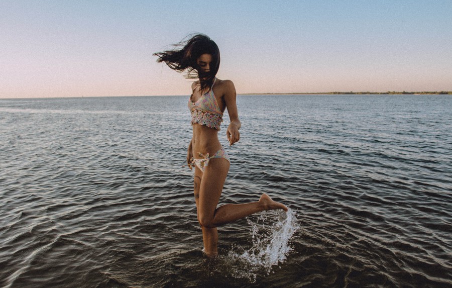 mujer, una persona, gente, agua, mar, costa, verano, joven, belleza, 20 años, jugando, 
