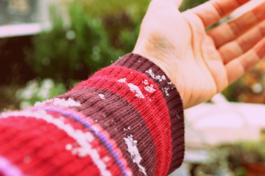 manos, alcanzar, gesto, mujer, lana, invierno, pullover, polo