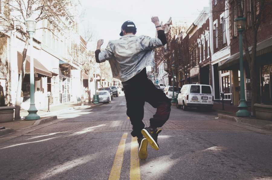calle, joven, gente, hombre, persona, saltar ,, urbano, activo, uno, retrato, detrás, al aire libre, masculino, deporte, hermoso, saludable, fondo, divertido, juventud, blanco, casual, felicidad, éxito, estilo de vida, Saltando fresco, chico, acción, al aire libre, fresco, música, bailando, baile,
