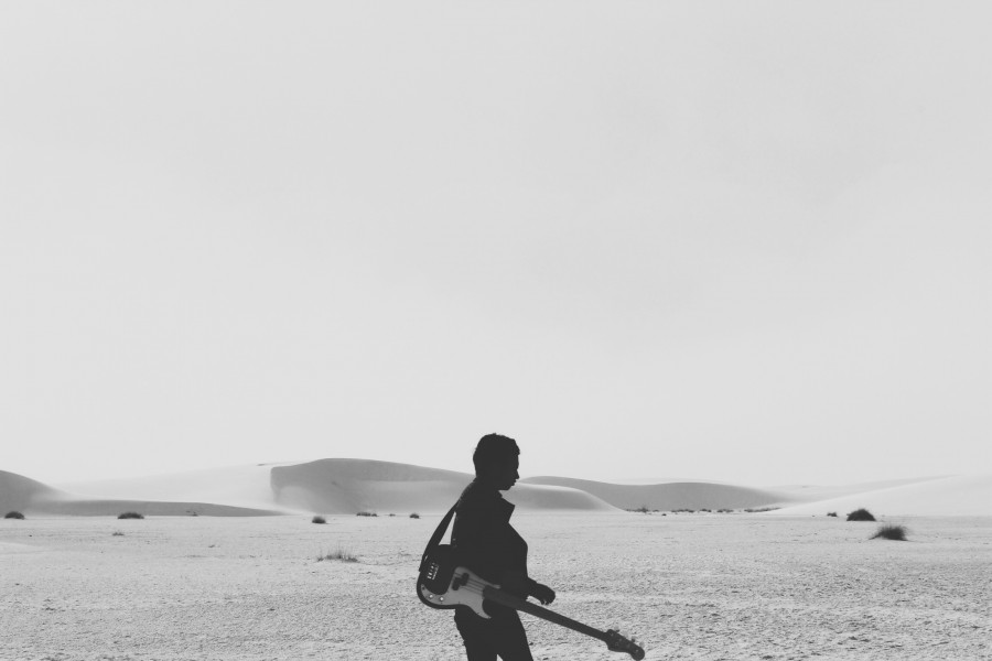 blanco y negro, una persona, gente, hombre, guitarra, musica, electrica, medanos, desierto, concepto, 
